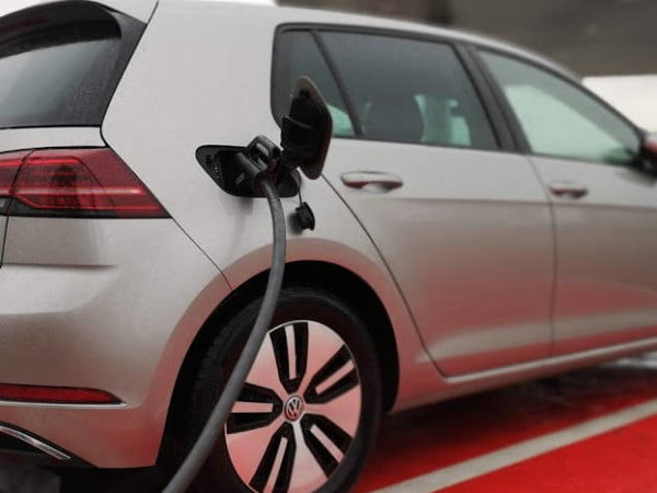 Read more about the article Jakie ulgi mają posiadacze samochodów elektrycznych w Polsce?